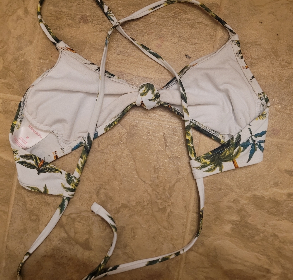 Bikini Tops Size Medium - Picture 2 of 13